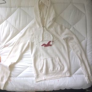 This is a beautiful Hollister hoddie it's size small.Outgrew it before wearing.